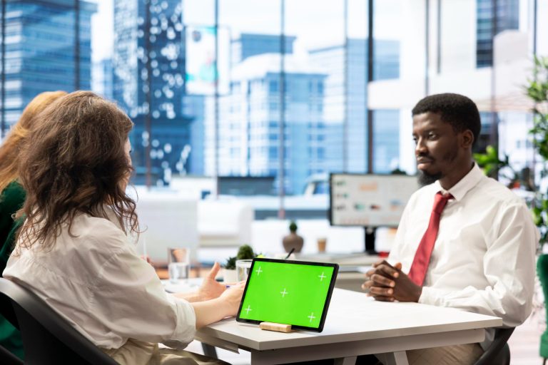 Employants utilisant une tablette à écran isolé pour trouver des candidats qualif