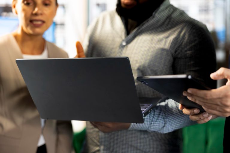 Le directeur de l'entreprise fixe des objectifs de revenus en tapant sur le clavi